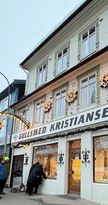 Inngangen til Gullsmed Kristiansen, pyntet med julekranser og lyslenker